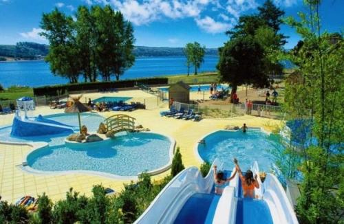 Výhľad na bazén v ubytovaní Mobilhome 4 étoiles - Parc aquatique - eeeaha alebo v jeho blízkosti