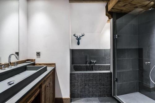 La salle de bains est pourvue d'un lavabo et d'une douche. dans l'établissement Residence La Canadienne - Pièces 524, à Val dʼIsère