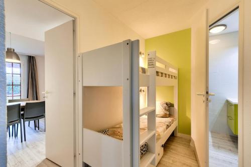 - une chambre avec des lits superposés et une salle à manger dans l'établissement Résidence Port Bourgenay - maeva Home - Studio 4 personnes - Prestige MAE-5434, à Talmont-Saint-Hilaire