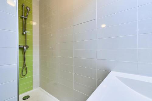 La salle de bains est pourvue d'une douche, d'une baignoire et d'un lavabo. dans l'établissement Résidence Port Bourgenay - maeva Home - Studio 4 personnes - Prestige MAE-5434, à Talmont-Saint-Hilaire