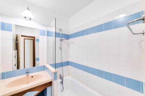 une salle de bain avec une baignoire et un lavabo dans l'établissement La Résidence du Golf - maeva Home - Appartement 2 pièces 4 personnes - Sélection MAE-8034, à Deauville