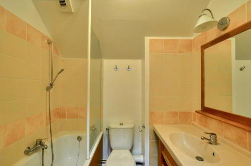 une salle de bain avec toilettes, baignoire et lavabo dans l'établissement La résidence du Lac - maeva Home - Maison 3 pièces 6 personnes - Prestige MAE-8044, à Monflanquin