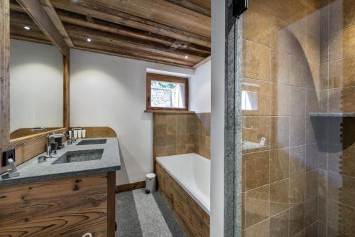 a bathroom with a tub and a sink at Résidence Grizzly - 4 Pièces pour 8 Personnes 634 in Val-d'Isère