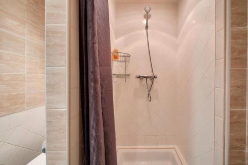 uma casa de banho com um chuveiro e uma banheira em Résidence Le Saint Denac - maeva Home - Appartement 2 pièces 4 personnes - 234 em Saint-André-des-Eaux