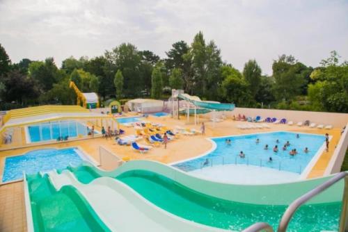 a large water park with a large swimming pool at Chalet 4 étoiles - Parc aquatique - eeef00 in Bénodet