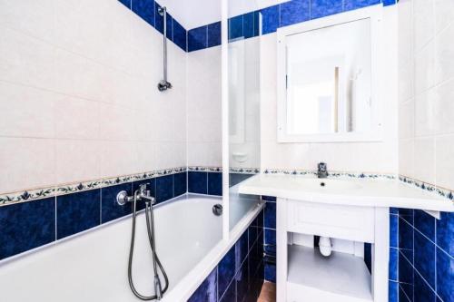 une salle de bain avec une baignoire, un lavabo et une douche dans l'établissement Résidence le Hameau des Issambres - maeva Home - Appartement 2 pièces 6 personnes - Sélection MAE-5684, aux Issambres