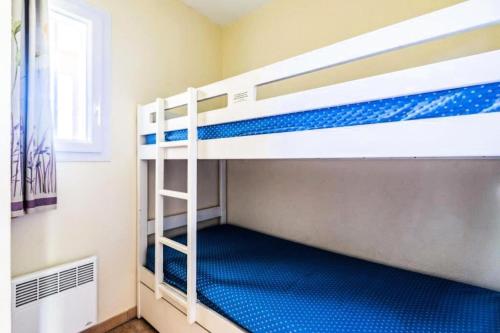 une chambre avec deux lits superposés dans l'établissement Résidence le Hameau des Issambres - maeva Home - Appartement 2 pièces 6 personnes - Sélection MAE-5684, aux Issambres