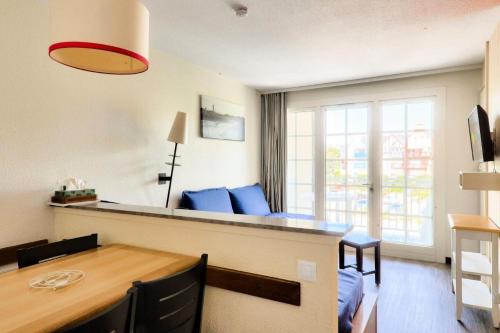 Cette chambre comprend une table à manger et un salon. dans l'établissement Résidence Port du Crouesty - maeva Home - Appartement 2 pièces 4 personnes - Confort MAE-5704, à Arzon