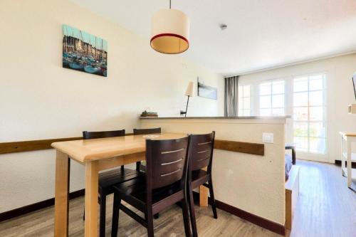 une salle à manger avec une table et des chaises en bois dans l'établissement Résidence Port du Crouesty - maeva Home - Appartement 2 pièces 4 personnes - Confort MAE-5704, à Arzon