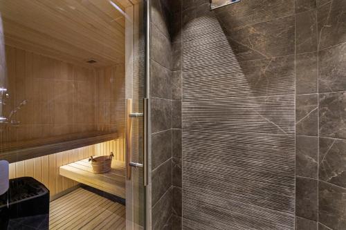 eine Dusche mit Glastür im Bad in der Unterkunft Residence Savoie - 4 Pièces pour 8 Personnes 664 in Val dʼIsère