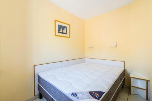 une petite chambre avec un lit dans une pièce dans l'établissement Résidence le Hameau de Cap Esterel - maeva Home - Appartement 2 pièces 5 personnes - Confort MAE-5344, à Saint-Raphaël