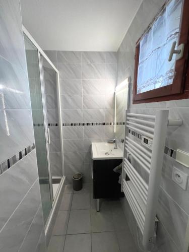 Kúpeľňa v ubytovaní SUNSET Joli T2 vue mer piscine Rochelongue Cap d'Agde