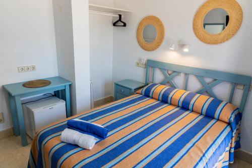 a bedroom with a bed with towels on it at Casa Juanita in Peñíscola