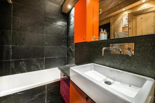 uma casa de banho com um lavatório e uma banheira em Residence Calendal - 2 Pièces pour 4 Personnes 884 em Val dʼIsère