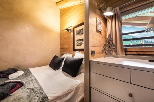 a small bedroom with a bed and a sink at Residence Calendal - 2 Pièces pour 4 Personnes 884 in Val-d'Isère
