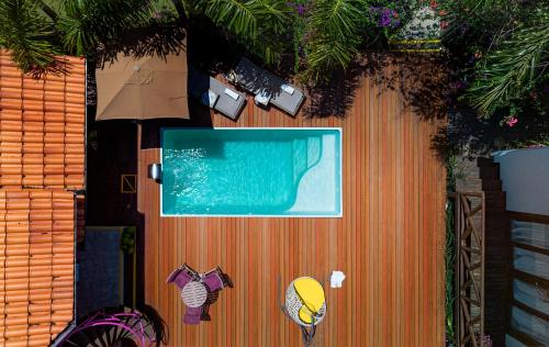 an overhead view of a swimming pool with a ball at Vila Lua de Taipu - Taipu de Fora in Barra Grande