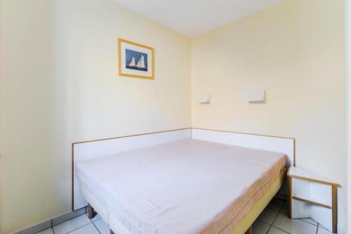 une chambre avec un grand lit blanc dans une pièce dans l'établissement Résidence le Hameau de Cap Esterel - maeva Home - Appartement 2 pièces 5 personnes - Budget MAE-5324, à Saint-Raphaël