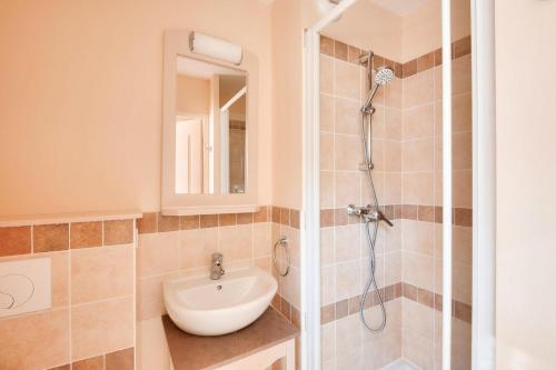 une salle de bain avec un lavabo et une douche dans l'établissement Les Coteaux de Pont Royal en Provence - maeva Home - Maison climatisée 3 pièces 6 personnes - Sélection MAE-5714, à Mallemort