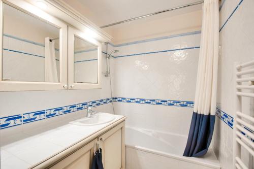 une salle de bain avec un lavabo, une baignoire et une douche dans l'établissement Village Pont Royal en Provence - maeva Home - Appartement climatisé 4 pièces 6 personnes - Prestige MAE-3234, à Mallemort