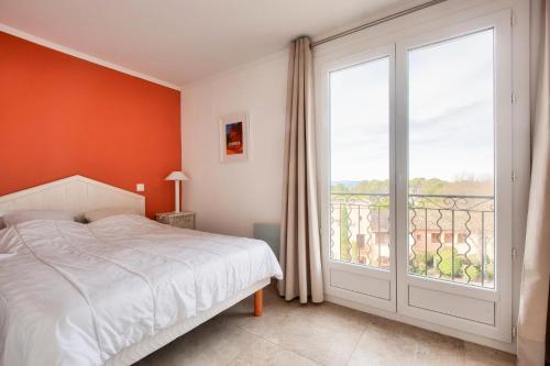 une chambre avec un lit et une grande fenêtre dans l'établissement Village Pont Royal en Provence - maeva Home - Appartement climatisé 3 pièces 4 personnes avec terrasse aménagée - Prestige - super Home MAE-3084, à Mallemort