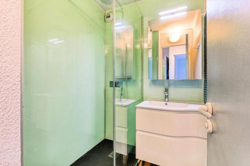 une salle de bain avec un lavabo et un miroir dans l'établissement Résidence le Village de Cap Esterel - maeva Home - Appartement 2 pièces 6 personnes - Prestige MAE-5674, à Saint-Raphaël