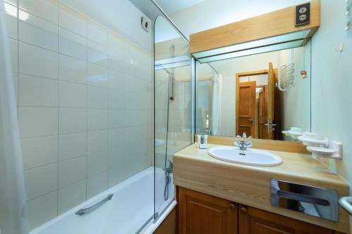 a bathroom with a sink and a shower at Residence Calabourdane - 3 Pièces pour 7 Personnes 714 in Val-d'Isère