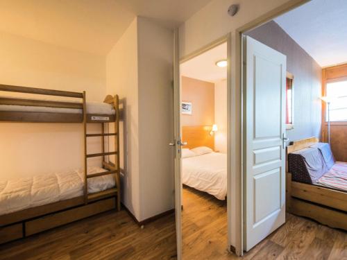 Katil dua tingkat atau katil-katil dua tingkat dalam bilik di Appartement 2 Pièces Cabine 6 Personnes - été 324