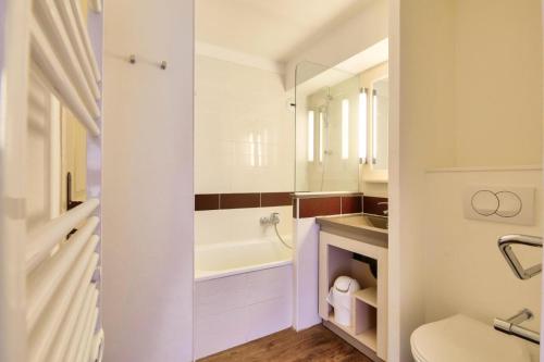une salle de bain avec un lavabo, des toilettes et un miroir dans l'établissement Résidence le Village de Cap Esterel - maeva Home - Studio vue mer 4 personnes - Confort MAE-2514, à Saint-Raphaël