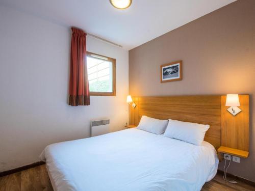 Un pat sau paturi într-o cameră la Appartement 3 Pièces Cabine 8 Personnes vue montagne - été 384