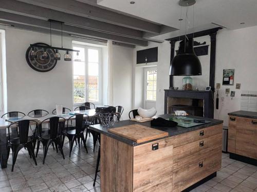 cocina y comedor con mesa y sillas en Maison de 4 chambres avec terrasse a Saint Mande sur Bredoire, 