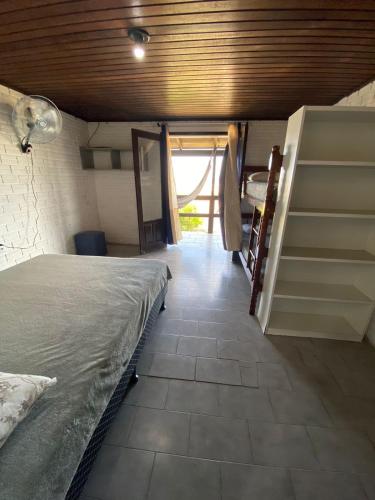 1 dormitorio con 1 cama y escalera. en Casa Dunas, en Passo de Torres
