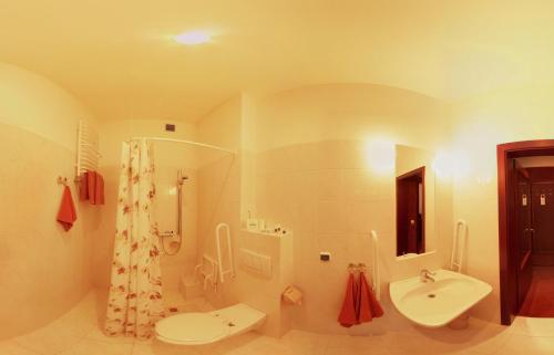 Salle de bains dans l'établissement Hotel BAST Wellness & SPA