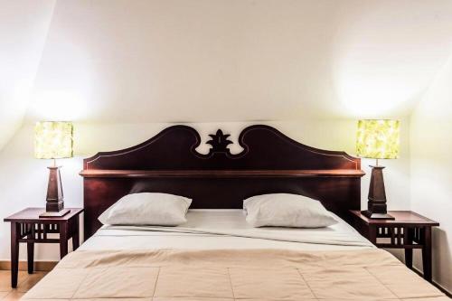 una camera da letto con un grande letto con due tavolini di Village Sainte Luce, Martinique - maeva Home - Appartement 3 pièces 6 perso 861 a Sainte-Luce