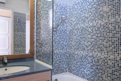 une salle de bain avec une douche, un lavabo et une baignoire dans l'établissement Résidence le Hameau de Cap Esterel - maeva Home - Appartement 2 pièces 5 personnes - Confort MAE-5041, à Saint-Raphaël