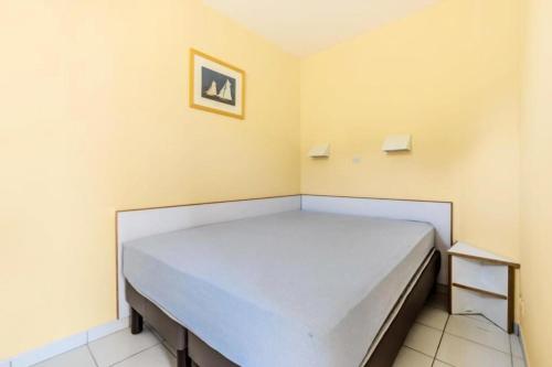een slaapkamer met een groot bed in een kamer bij Résidence le Hameau de Cap Esterel - maeva Home - Appartement 2 pièces 5 p 571 in Saint-Raphaël