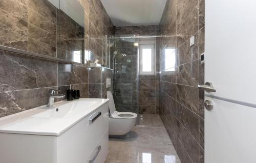Et badeværelse på Gorgeous Home In Debelo Brdo With Sauna