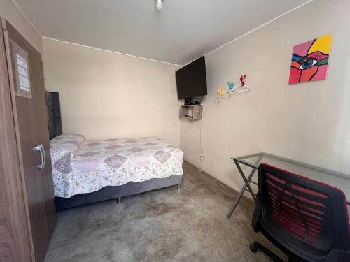 - une chambre avec un lit et une table dans l'établissement Cómoda y acogedora casa de 1 piso, à Trujillo