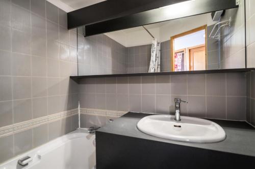 Een badkamer bij Résidence Les Cimes Blanches - 2 Pièces pour 4 Personnes 564