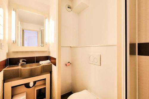 une salle de bain avec un lavabo et des toilettes dans l'établissement Résidence le Village de Cap Esterel - maeva Home - Appartement 2 pièces 6 personnes - Sélection MAE-0631, à Saint-Raphaël