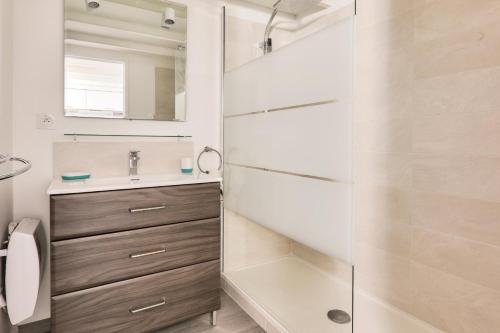 une salle de bain avec douche et lavabo dans l'établissement Résidence Saint Goustan - maeva Home - Studio charmant 4 personnes - Prestige - maeva Home - super Home MAE-9421, au Croisic