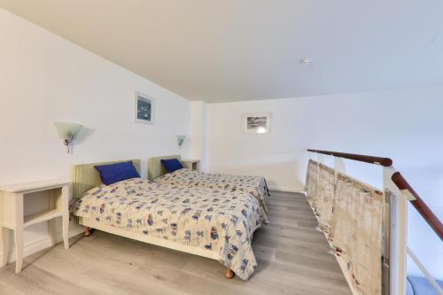 une chambre avec un lit et un escalier dans l'établissement Résidence Saint Goustan - maeva Home - Studio charmant 4 personnes - Prestige - maeva Home - super Home MAE-9421, au Croisic