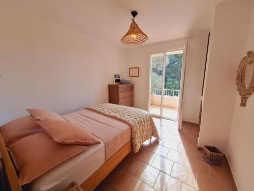 - une chambre avec un lit et une grande fenêtre dans l'établissement Le Castellet Gem, au Castellet