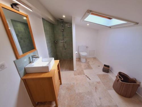 La salle de bains est pourvue d'un lavabo, d'une douche et de toilettes. dans l'établissement Le Castellet Gem, au Castellet