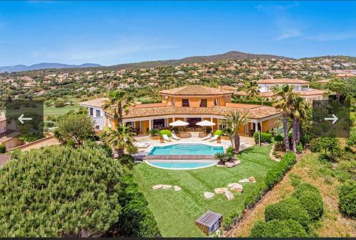 une vue aérienne d'une maison avec piscine dans l'établissement Superbe Villa avec vue mer panoramique - Villa Chelsea, à Sainte-Maxime