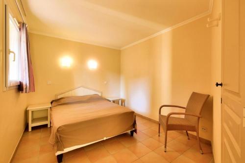 une chambre avec un lit, une table et une chaise dans l'établissement Résidence Les Rivages des Issambres - maeva Home - Appartement 2 pièces 4 personnes - Prestige MAE-8321, aux Issambres