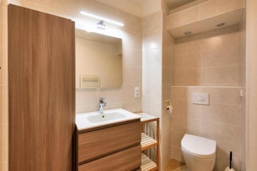 une salle de bain avec un lavabo et des toilettes dans l'établissement Résidence Les Rivages des Issambres - maeva Home - Appartement 2 pièces 4 personnes - Prestige MAE-8321, aux Issambres