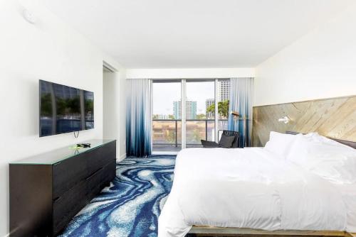 Postel nebo postele na pokoji v ubytování 2BR W Residence, FLL Beach, Oceanside, pools, hot tub, bar credit