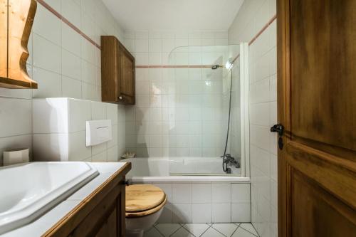 La salle de bains est pourvue de toilettes, d'une douche et d'un lavabo. dans l'établissement Résidence Balcons De Pralong - 4 Pièces pour 6 Personnes 064, à Courchevel