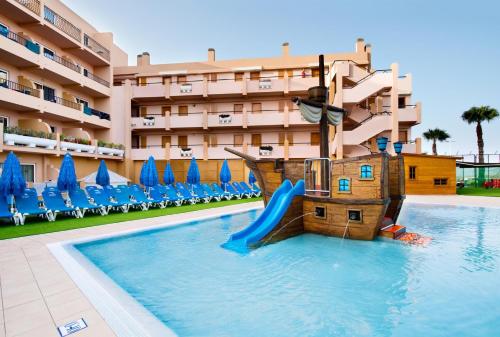 una piscina con un tobogán frente a un hotel en Mirador Maspalomas by Dunas en Maspalomas