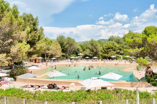 - une grande piscine avec des parasols dans l'établissement Village Pont Royal en Provence - maeva Home - Appartement climatisé 2 pièces 4 personnes - Sélection MAE-2601, à Mallemort